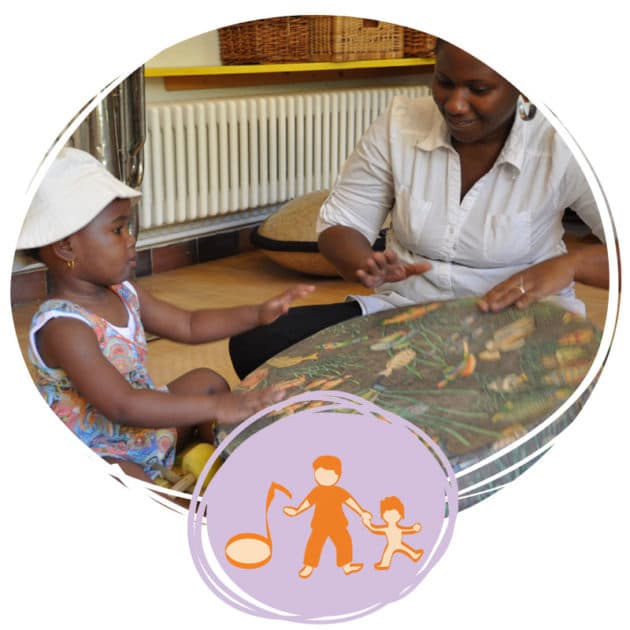 Centre aéré parents-enfants en activité musicale